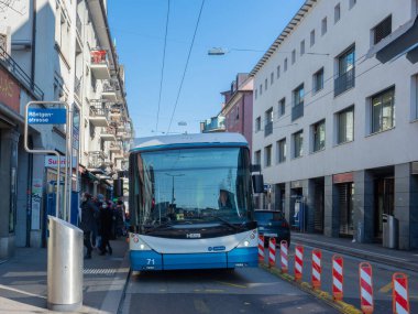 Zürih, İsviçre - 5 Mart 2022: Langstrasse 'de modern bir tramvay durağı.