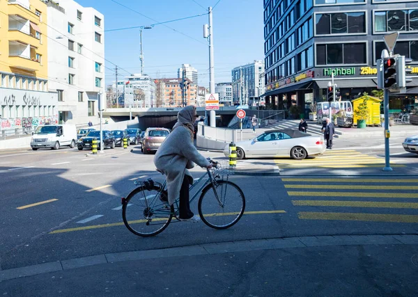 Zürih, İsviçre - 5 Mart 2022: Langstrasse 'de trafik durumu.