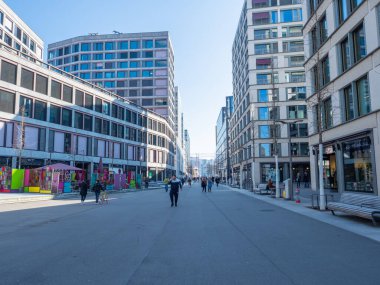 Zürih, İsviçre - 5 Mart 2022: Europaallee 'de modern yapı taşları ve asfalt çöl