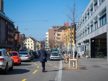 Zürih, İsviçre - 5 Mart 2022: Bisikletçiler bisiklet yolunda trafik sıkışıklığını aştılar
