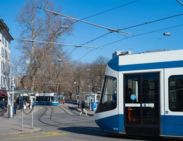 Zürih, İsviçre - 5 Mart 2022: Sihlquai durağında gelen ve giden tramvaylar