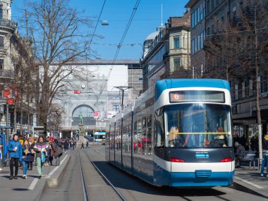 Zürih, İsviçre - 3 Mayıs 2022: Bahnhofsstrasse ana istasyonunda tramvay durağı
