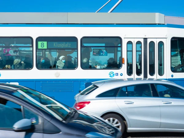 Zürih, İsviçre - 5 Mart 2022: Tramvay trafikte sıkıştı