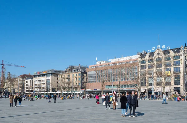 Zürih, İsviçre - 5 Mart 2022: Operanın önündeki ünlü şehir merkezi 