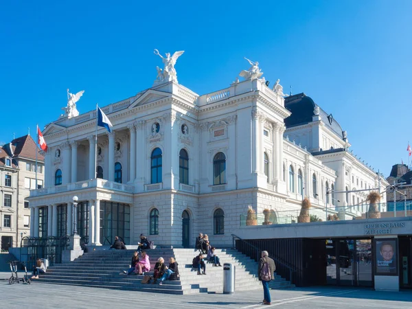 Zürih, İsviçre - 5 Mart 2022: Opera salonunun önünde