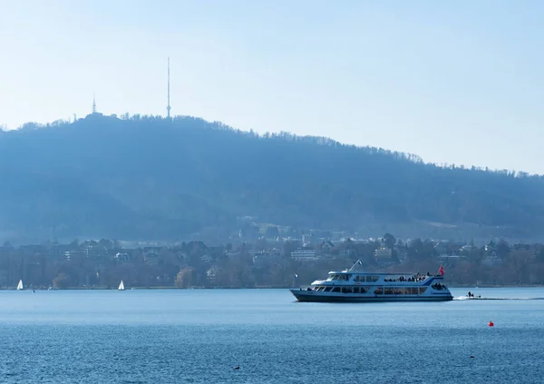 Zurich, Swiss - 5 Maret 2022: Kapal penumpang berlayar melintasi danau Zurich — Stok Foto