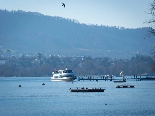 Zürih, İsviçre - 5 Mart 2022: Bir yolcu gemisi bir nakliye iskelesine iniyor