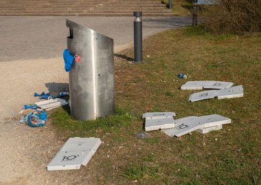 İsviçre 'nin Zürih şehrinde çöp atma giderek artan bir sorundur. Irchelpark 'ta çöp kutusunun etrafında pizza kutuları var..