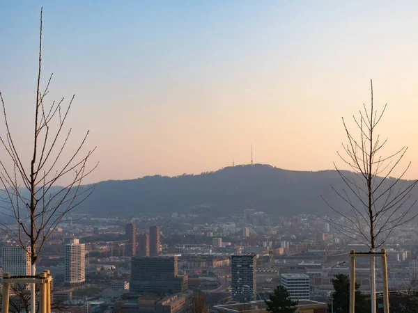 Meşhur bakış açısında durum öğleden sonra güneşinin batışında: Gökdelenleri ve sanayi bölgeleriyle İsviçre 'nin Zürih kentinin Uetliberg tepesine doğru inanılmaz manzarası.