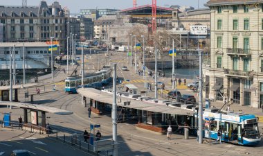 İsviçre 'nin Zürih kentindeki merkez meydanı, tarihi şehir merkezindeki ana toplu taşıma noktalarından biridir. Çeşitli tramvay durakları ve ayrılan sokak arabaları olan meydanın genel görünümü.