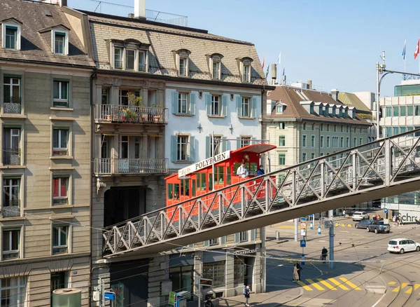 Polybahn, İsviçre 'nin Zürih kentindeki teknik üniversite ile merkez meydanı birbirine bağlayan tarihi bir füniküler demiryoludur. Kızıl arabalar tarihi şehir binalarından ayrılıyorlar..