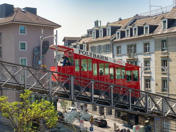 Polybahn, İsviçre 'nin Zürih kentindeki teknik üniversite ile merkez meydanı birbirine bağlayan tarihi bir füniküler demiryoludur. Kızıl arabalar tarihi şehir binalarından ayrılıyorlar..
