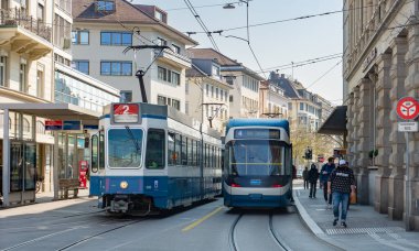 İsviçre 'nin Zürih kenti, toplu taşımacılık ve tramvay sistemiyle ünlüdür. Opernplatz 'da duran iki vagonlu durum..