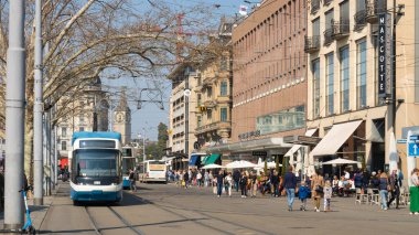 İsviçre 'nin Zürih kenti toplu taşımacılığı ve tramvaylarıyla ünlüdür. Tiyatro, alışveriş ve restoran caddesi, yüksek sıklıkta tramvay ve aylak....