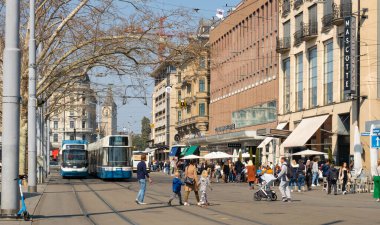 İsviçre 'nin Zürih kenti toplu taşımacılığı ve tramvaylarıyla ünlüdür. Tiyatro, alışveriş ve restoran caddesi, yüksek sıklıkta tramvay ve aylak....