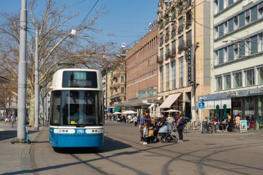 İsviçre 'nin Zürih kenti toplu taşımacılığı ve tramvaylarıyla ünlüdür. Tiyatro, alışveriş ve restoran caddesi, yüksek sıklıkta tramvay ve aylak....