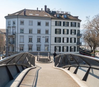 Bu alışılmadık yürüyen köprü ünlü mimar Calatrava tarafından kavramsallaştırıldı. Aylakların Stadelhofen tren istasyonundan demiryolu hattını geçmesine olanak sağlıyor..