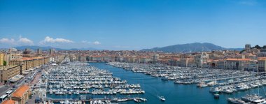 Fransa 'nın eski Marsilya limanı, tarihi şehir merkezinin etrafındaki cephelerin düzenliliği nedeniyle Avrupa' nın en önemli mimarlarından biri.. 