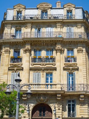 Eskiden Fransa, Marsilya 'da fabrika olarak kullanılan tarihi bir konut bloğunun tipik dış cephesi.