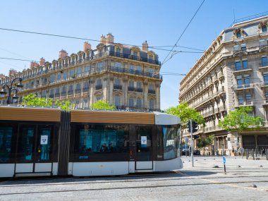 Fransa 'daki birçok şehir son yıllarda modern tramvay ağlarını tanıttı. Eskiden fabrika olarak kullanılan tarihi konut bloklarının önünde modern bir tramvay ile Marsilya, Fransa 'da durum.