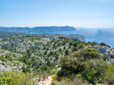 Calanques Ulusal Parkı Akdeniz 'in yukarısındaki uçurumlar boyunca güzel yürüyüş yolları sunar.. 