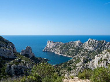 Calanques Ulusal Parkı Akdeniz 'in yukarısındaki uçurumlar boyunca güzel yürüyüş yolları sunar.. 