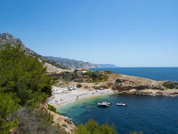 Calanques Ulusal Parkı vahşi ve sarp bir sahilde güzel yüzme fırsatları sunuyor. Calanque de Marseilleveyre 'de durum.