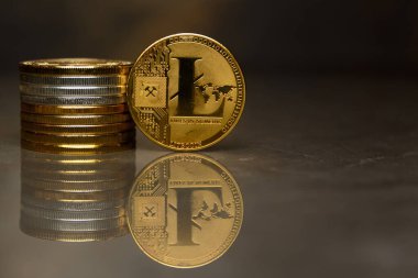 yansıtıcı yüzeyüzerinde altın Litecoin ve sikke yığını