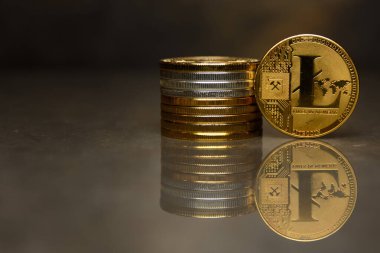 yansıtıcı yüzeyüzerinde altın Litecoin ve sikke yığını