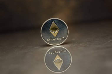 Yansıtıcı yüzeyde kripto para Birimi Ethereum