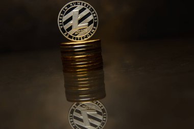 Gümüş Litecoin ve yansıtıcı yüzey üzerinde sikke yığını