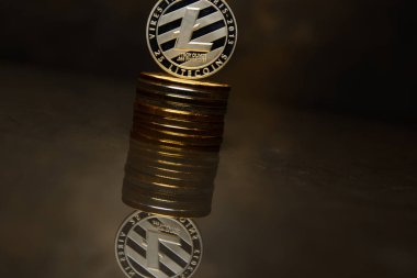 Gümüş Litecoin ve yansıtıcı yüzey üzerinde sikke yığını