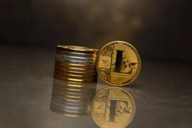 yansıtıcı yüzeyüzerinde altın Litecoin ve sikke yığını