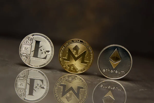 Monero Dorado Litecoin Plata Etéreo Soporte Superficie Reflectante —  Fotos de Stock