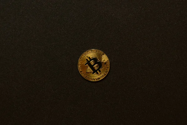 Goldener Bitcoin Auf Dunklem Hintergrund — Stockfoto