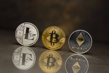  altın bitcoin gümüş litecoin ve ethereum yansıtıcı yüzey üzerinde standı