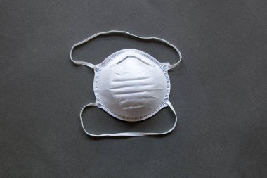 Siyah arka planda beyaz tıbbi maske