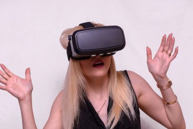 VR aygıt hafif bir arka plan üzerinde oynayan kadın