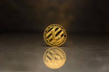 Yansıtıcı yüzey üzerine altın edebiyat