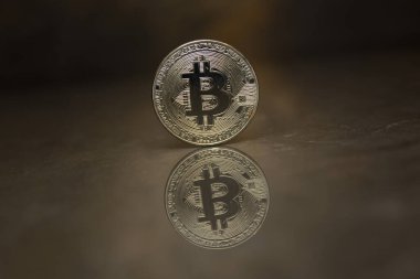  Ayna arkaplanındaki gümüş bitcoin