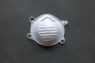 Siyah arka planda beyaz tıbbi maske