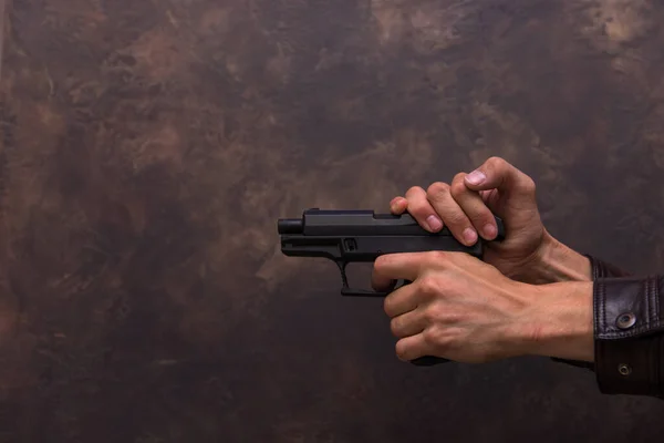 Mężczyzna Trzymający Pistolet Ramieniu — Zdjęcie stockowe