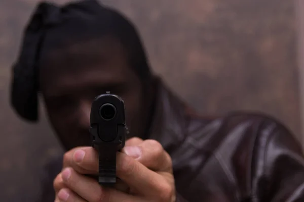 Чоловік Чорному Панчосі Голові Тримає Пістолет Руці — стокове фото