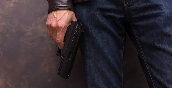 Homem Com Uma Jaqueta Couro Jeans Segurando Uma Pistola Braço — Fotografia de Stock
