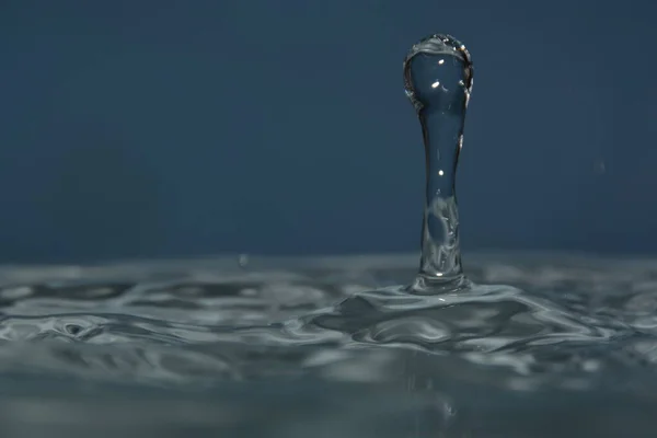 青いきれいな水の滴 — ストック写真