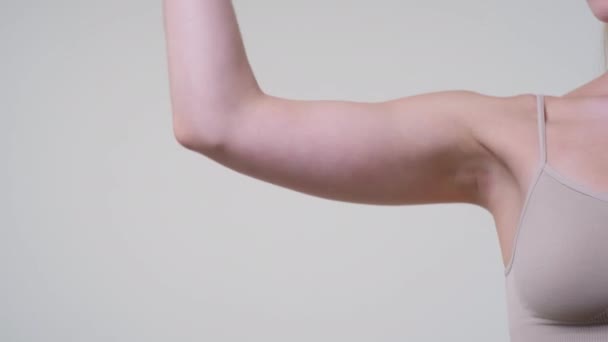 Λευκή γυναίκα που αγγίζει πλαδαρούς μυς — Αρχείο Βίντεο