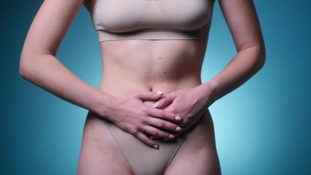 Женщина упала сильная боль в животе, боль во время менструации — стоковое видео