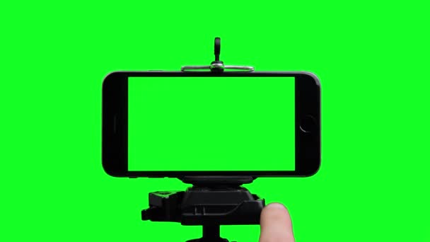 Телефон с вертикальным зеленым цветовым экраном на зеленом фоне — стоковое видео