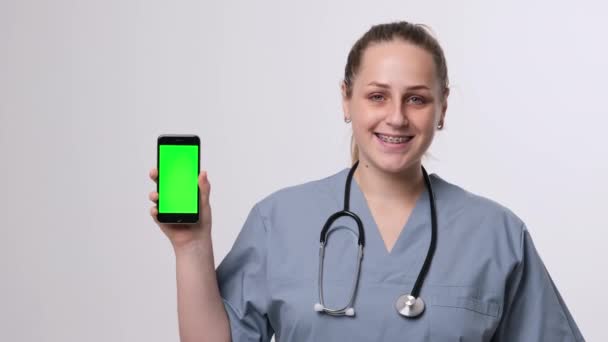 Primo piano dello schermo verde sul telefono tenuto dal medico — Video Stock