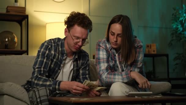 Un couple comptant l'argent et rêvant — Video